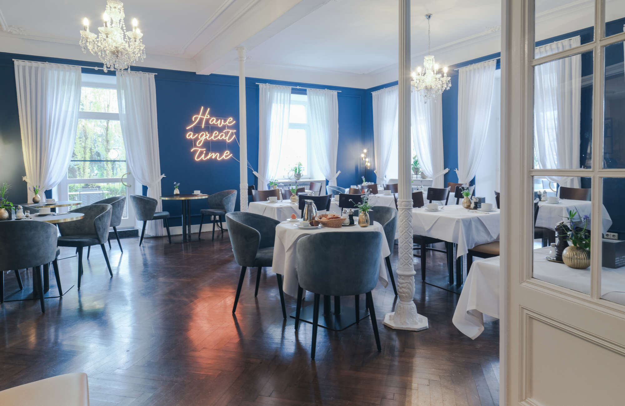 Geniessen Sie das Frühstück im blauen Saal des Hotel Sonata in Baden-Baden